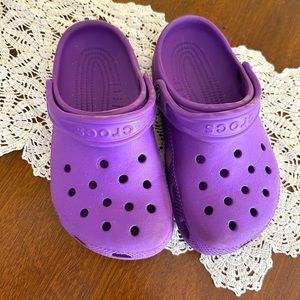 Purple Kids Crocs Sz 1 (J1)